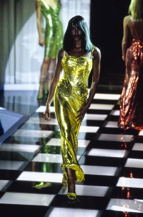 naomi e versace|naomi campbell versace.